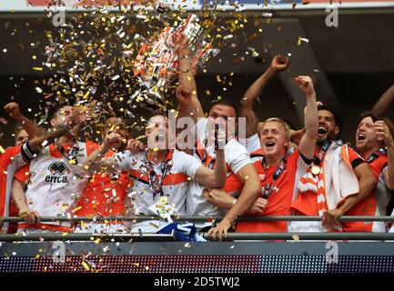 Tom Aldred de Blackpool lève le trophée après la mise du ciel Finale de la deuxième ligue au stade Wembley Banque D'Images