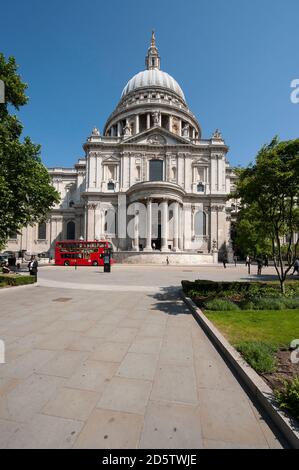 Bus à impériale qui passe devant la cathédrale Saint-Paul de Londres, en Angleterre. Banque D'Images