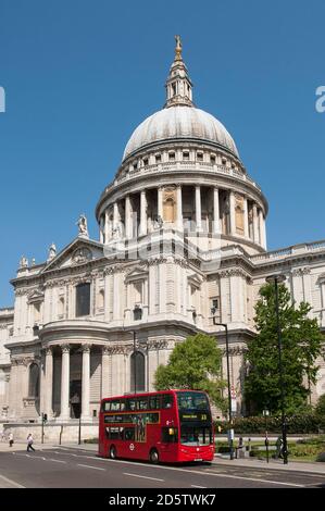 Bus à impériale qui passe devant la cathédrale Saint-Paul de Londres, en Angleterre. Banque D'Images