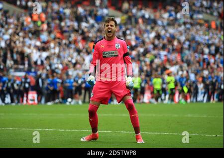 Danny Ward, gardien de but de la ville de Huddersfield, célèbre après que Jordan Obita, de Reading, ait failli à sa pénalité lors de la finale du championnat Sky Bet à la finale de jeu au stade Wembley, Londres, le 29 mai 2017 Banque D'Images