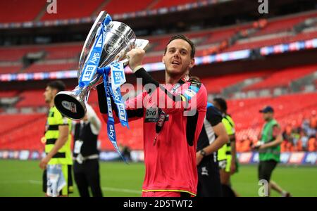 Danny Ward, gardien de but de la ville de Huddersfield, célèbre avec le trophée après la finale du championnat Sky Bet au stade Wembley, Londres, le 29 mai 2017 Banque D'Images