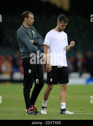 Massimiliano Allegri (à gauche) et Miralem Pjanic pendant un Session de formation organisée au stade national du pays de Galles De la finale de la Ligue des champions de l'UEFA de demain contre le Real Madrid Banque D'Images