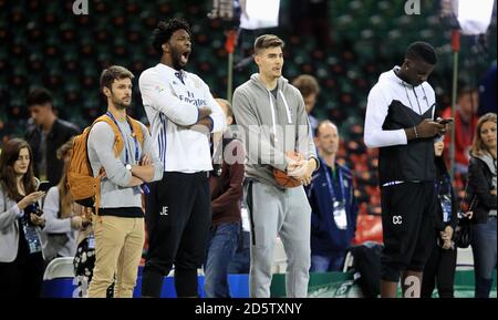 Joel Embiid, joueur de basket-ball de la NBA (2e à gauche) Du Philadelphia 76ers regarde les joueurs du Real Madrid dedans Action lors d'une session d'entraînement tenue au stade national Au pays de Galles avant la finale de demain de la Ligue des champions de l'UEFA contre Juventus Banque D'Images