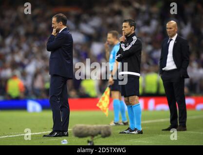 Massimiliano Allegri, le gérant de Juventus (à gauche), se penche sur la finale de la Ligue des champions de 2017 qui s'est tenue au stade national de Cardiff Banque D'Images