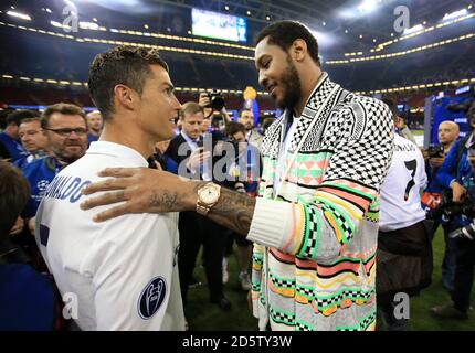 Cristiano Ronaldo (à gauche) du Real Madrid est félicité par Carmelo Anthony, joueur de la NBA, après la finale de la Ligue des champions de 2017 qui s'est tenue au stade national de Cardiff Banque D'Images