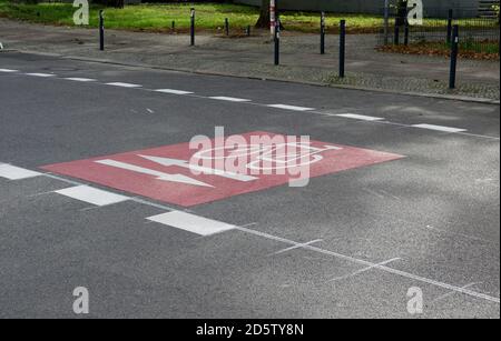 06 octobre 2020, Berlin: Un pictogramme de vélo sur la Weidenweg dans le quartier berlinois de Friedrichshain. La piste cyclable pop-up a été mise en place par le district en été. La nouvelle piste cyclable s'étend sur trois kilomètres de Palisadenstraße via Weidenweg à Rigaer Straße et relie Lichtenberger Straße à l'ouest à la station de S-Bahn Frankfurter Allee à l'est. Photo : Alexandra Schuler/dpa Banque D'Images