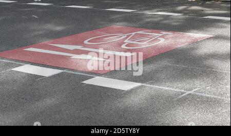 06 octobre 2020, Berlin: Un pictogramme de vélo sur la Weidenweg dans le quartier berlinois de Friedrichshain. La piste cyclable pop-up a été mise en place par le district en été. La nouvelle piste cyclable s'étend sur trois kilomètres de Palisadenstraße via Weidenweg à Rigaer Straße et relie Lichtenberger Straße à l'ouest à la station de S-Bahn Frankfurter Allee à l'est. Photo : Alexandra Schuler/dpa Banque D'Images