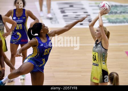 Kathryn Turner de Manchester filme pendant la 3e place du jeu entre Team Bath et Manchester Thunder à la Vitality Netball SuperLeague four final à la Barclaycard Arena, Birmingham. Date de la photo: Dimanche 11 juin 2017. Le crédit photo devrait se lire: Anthony Devlin Banque D'Images