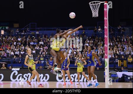 Joyce Mvula de Manchester filme lors de la 3e place du jeu entre Team Bath et Manchester Thunder à la Vitality Netball SuperLeague four final à la Barclaycard Arena, Birmingham. Date de la photo: Dimanche 11 juin 2017. Le crédit photo devrait se lire: Anthony Devlin Banque D'Images