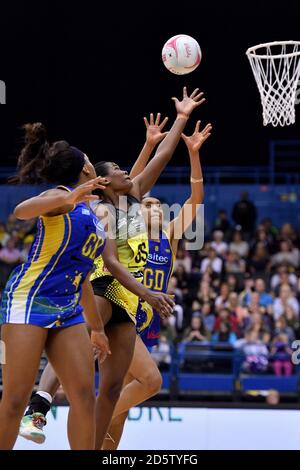 Joyce Mvula, de Manchester, a obtenu son score lors de la 3e place du jeu entre Team Bath et Manchester Thunder, lors de la quatrième finale de la ligue Vitality Netball SuperLeague à la Barclaycard Arena de Birmingham. Date de la photo: Dimanche 11 juin 2017. Le crédit photo devrait se lire: Anthony Devlin Banque D'Images