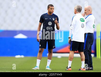 Kylian Mbappe (centre) de France lors d'une session de formation au Stade de France Banque D'Images