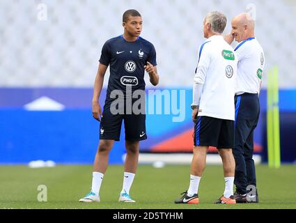 Kylian Mbappe (centre) de France lors d'une session de formation au Stade de France Banque D'Images