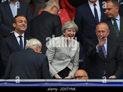 Président français Emmanuel Macron (à gauche) et Premier ministre de la Royaume-Uni Theresa May dans la foule Banque D'Images