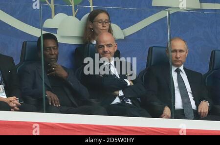 Le président de la FIFA, Gianni Infantino (au centre), avec le président de la Russie, Vladimir Poutine (à droite) et Pele (à gauche) dans les tribunes Banque D'Images