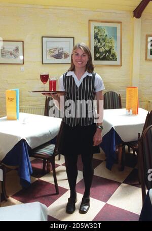 Keri Maddox, 100m hurdler travaillant au restaurant Julian, Eccleshall hors des heures de formation Banque D'Images