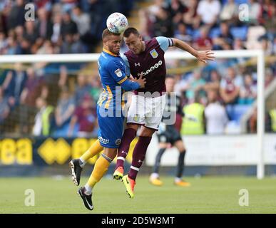 Carlton Morris de Shrewsbury Town et John Terry de Aston Villa pendant Le match d'avant-saison au stade Aggborough Banque D'Images