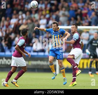 Shaun Whalley de Shrewsbury Town et John Terry de Aston Villa pendant Le match d'avant-saison au stade Aggborough Banque D'Images