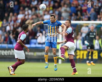 Shaun Whalley de Shrewsbury Town et John Terry de Aston Villa pendant Le match d'avant-saison au stade Aggborough Banque D'Images