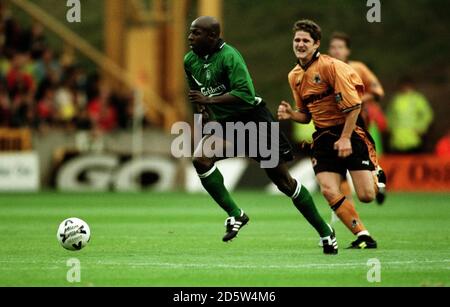 La nouvelle signature de Liverpool Titi Camara sur la charge poursuivie par Carl Robinson de Wolverhampton Wanderers Banque D'Images