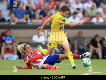 Antoine Griezmann (à gauche) de l'Atletico Madrid et Jorginho (à droite) de Naples pour le ballon Banque D'Images