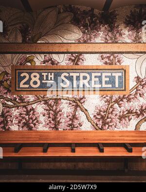 Décoration florale dans la station de métro 28th Street, Manhattan, New York Banque D'Images