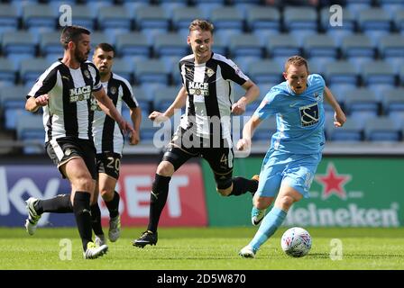 Stuart Beavon de Coventry City (à droite) en action avec Notts County's. Elliott Hewitt (au centre) et Liam Walker (à gauche) Banque D'Images