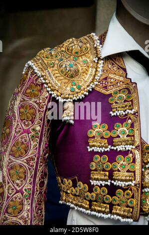 Vêtements matador espagnols, traje de luces, vus dans une vitrine de magasin à Madrid, Espagne. Banque D'Images