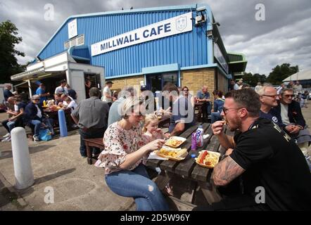 Les fans qui apprécient un déjeuner avant le match au Millwall Cafe devant la Den, à Londres, devant le match de football du championnat Sky Bet entre Millwall et Bolton Wanderers. Banque D'Images