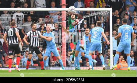 Le gardien de but de Coventry City, Liam O'Brien (au centre), recueille le ballon Banque D'Images