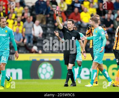 Darren England, arbitre du match, envoie Jackson Irvine de Burton Albion Banque D'Images