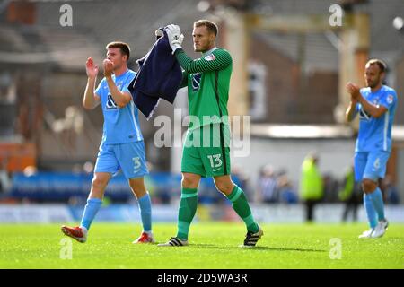 Chris Stokes (à gauche) et le gardien de but Liam O'Brien applaudissent à Coventry City le soutien de voyage à la fin du jeu Banque D'Images