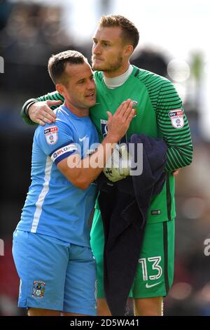 Michael Doyle (à gauche) de Coventry City et Liam O'Brien, gardien de but, célèbrent au coup de sifflet final Banque D'Images