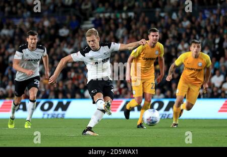 Matej Vydra, du comté de Derby, marque le premier but de ses équipes le jeu de la zone de pénalité Banque D'Images