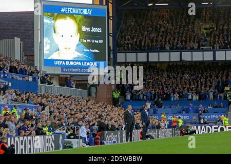 Un hommage à Rhys Jones est montré sur grand écran au cours de l'UEFA Europa League Play-Off, première étape match à Goodison Park, Liverpool. Banque D'Images