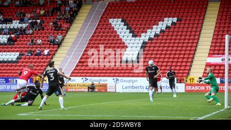 Josh Magennis, de Charlton Athletic, marque le premier but de son camp le jeu Banque D'Images