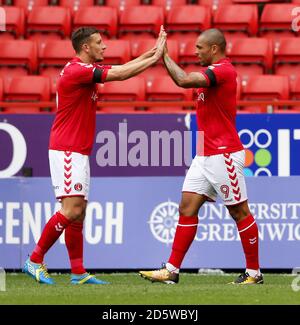 Josh Magennis, de Charlton Athletic, célèbre son premier but Banque D'Images