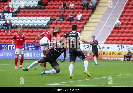 Josh Magennis, de Charlton Athletic, marque le premier but de son camp le jeu Banque D'Images