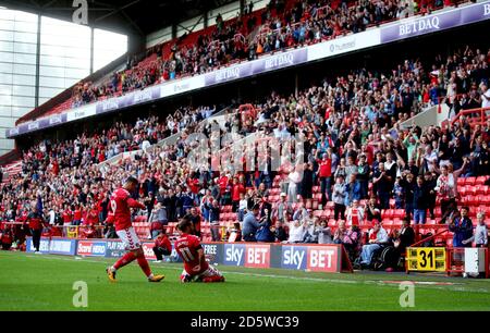 Ricky Holmes, de Charlton Athletic, célèbre son deuxième but Banque D'Images