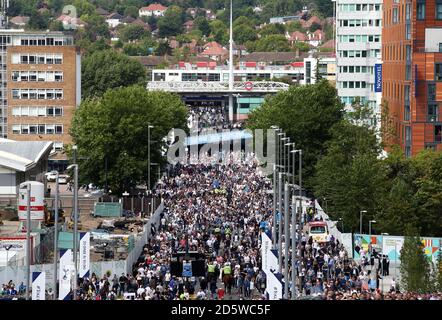 Les fans se rendent sur Wembley Way avant le match Banque D'Images