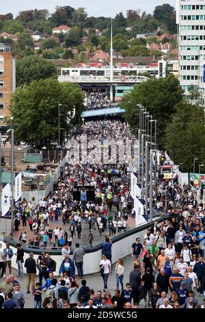 Les fans se rendent sur Wembley Way avant le match Banque D'Images