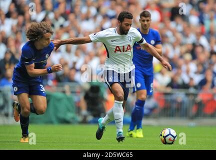 David Luiz de Chelsea (à gauche) et Mousa Dembele de Tottenham Hotspur action Banque D'Images