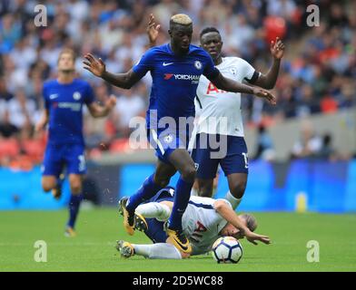 Tiemoue Bakayoko (à gauche) de Chelsea et Toby Alderweireld de Tottenham Hotspur action Banque D'Images