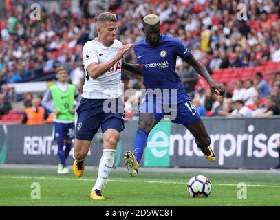 Toby Alderweireld (à gauche) de Tottenham Hotspur et la bataille Tiemoue Bakayoko de Chelsea pour le ballon Banque D'Images