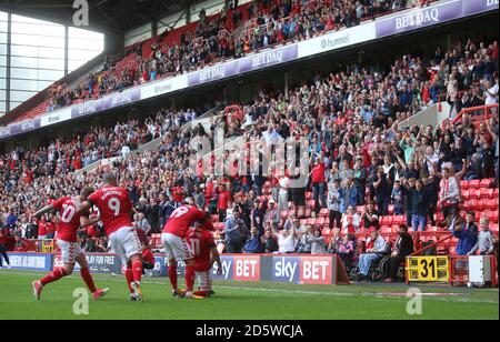 Ricky Holmes, de Charlton Athletic, célèbre son deuxième but Banque D'Images