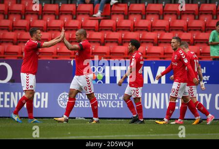 Josh Magennis, de Charlton Athletic, célèbre son premier but Banque D'Images