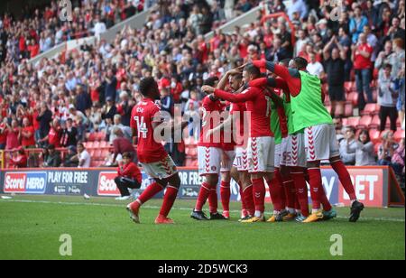 Ricky Holmes, de Charlton Athletic, célèbre son deuxième but Banque D'Images