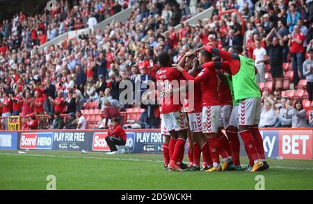 Ricky Holmes, de Charlton Athletic, célèbre son deuxième but Banque D'Images