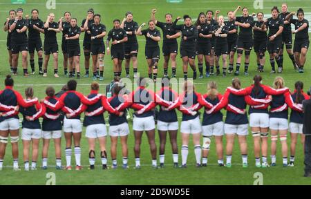 L'équipe néo-zélandaise réalise un haka lors de la coupe du monde des femmes 2017, demi-finale, au Kingspan Stadium, à Belfast. Banque D'Images