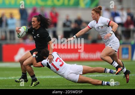 Portia Woodman, de Nouvelle-Zélande, a été affrontée par Nicole Heavirland, des États-Unis, lors de la coupe du monde des femmes 2017, demi-finale au Kingspan Stadium, à Belfast. Banque D'Images