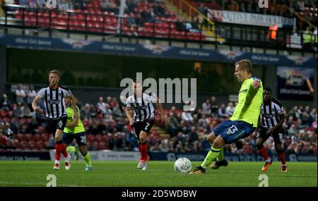 Matej Vydra du comté de Derby marque sa pénalité Banque D'Images